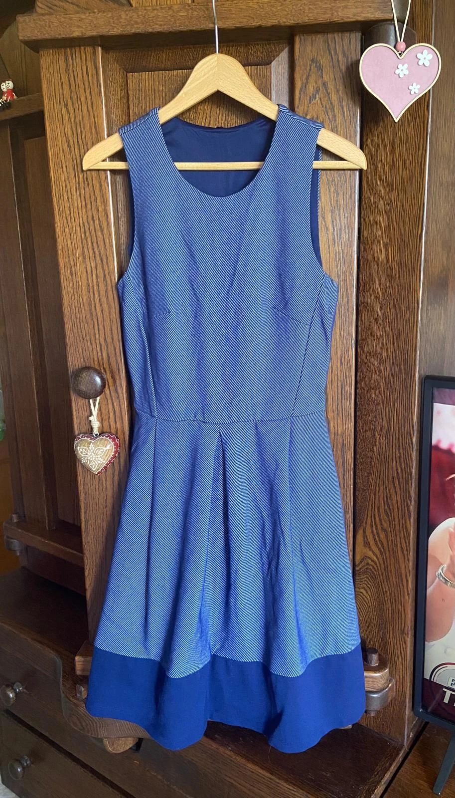 Vestido em tons de azul, sem mangas, saia rodada. Stradivarius. Tamanho P – photo 2